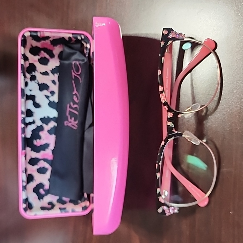 NWOT Betsy Johnson eyewear and case